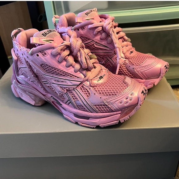 COPY - Women’s Balenciaga size 36 (6) authentic comes with dust bag ,box ,with … - Picture 1 of 4
